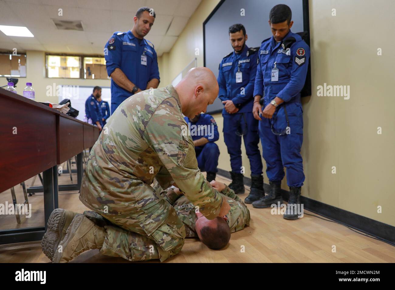 I soldati della 35th° Divisione di Fanteria e i membri della forza antincendio del Kuwait conducono uno scambio di esperti in materia (SMEE) sul campo di Arifjan, in Kuwait. La formazione si è focalizzata sulle operazioni di recupero del personale e sulle capacità di lotta contro il salvavita, seguita da un'evacuazione medica simulata con supporto per il sollevamento aereo dal 7-158th Aviation Regiment - GSAB. Foto Stock