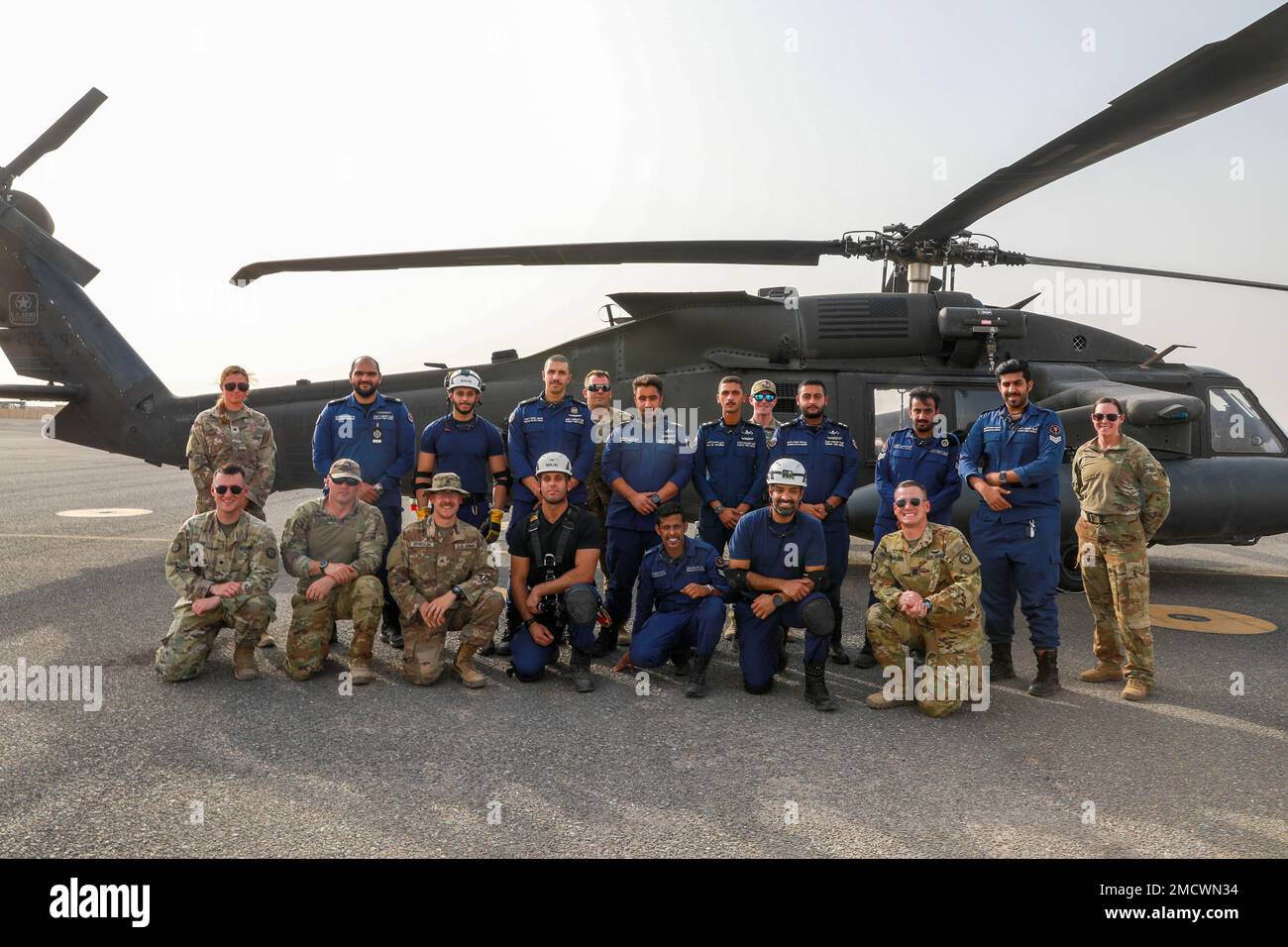 I soldati della 35th° Divisione di Fanteria e i membri della forza antincendio del Kuwait conducono uno scambio di esperti in materia (SMEE) sul campo di Arifjan, in Kuwait. La formazione si è focalizzata sulle operazioni di recupero del personale e sulle capacità di lotta contro il salvavita, seguita da un'evacuazione medica simulata con supporto per il sollevamento aereo dal 7-158th Aviation Regiment - GSAB. Foto Stock