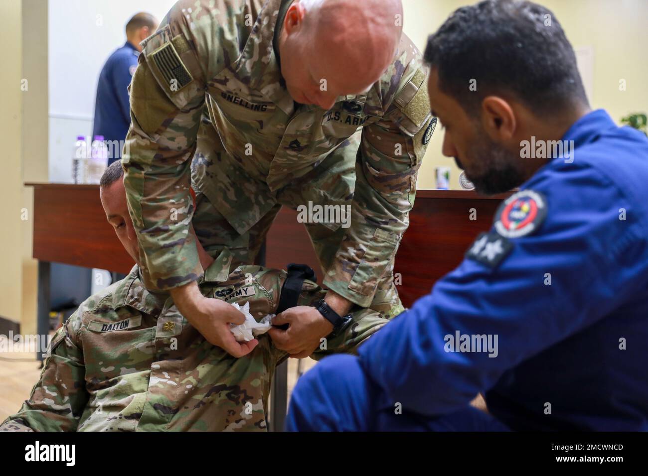 I soldati della 35th° Divisione di Fanteria e i membri della forza antincendio del Kuwait conducono uno scambio di esperti in materia (SMEE) sul campo di Arifjan, in Kuwait. La formazione si è focalizzata sulle operazioni di recupero del personale e sulle capacità di lotta contro il salvavita, seguita da un'evacuazione medica simulata con supporto per il sollevamento aereo dal 7-158th Aviation Regiment - GSAB. Foto Stock