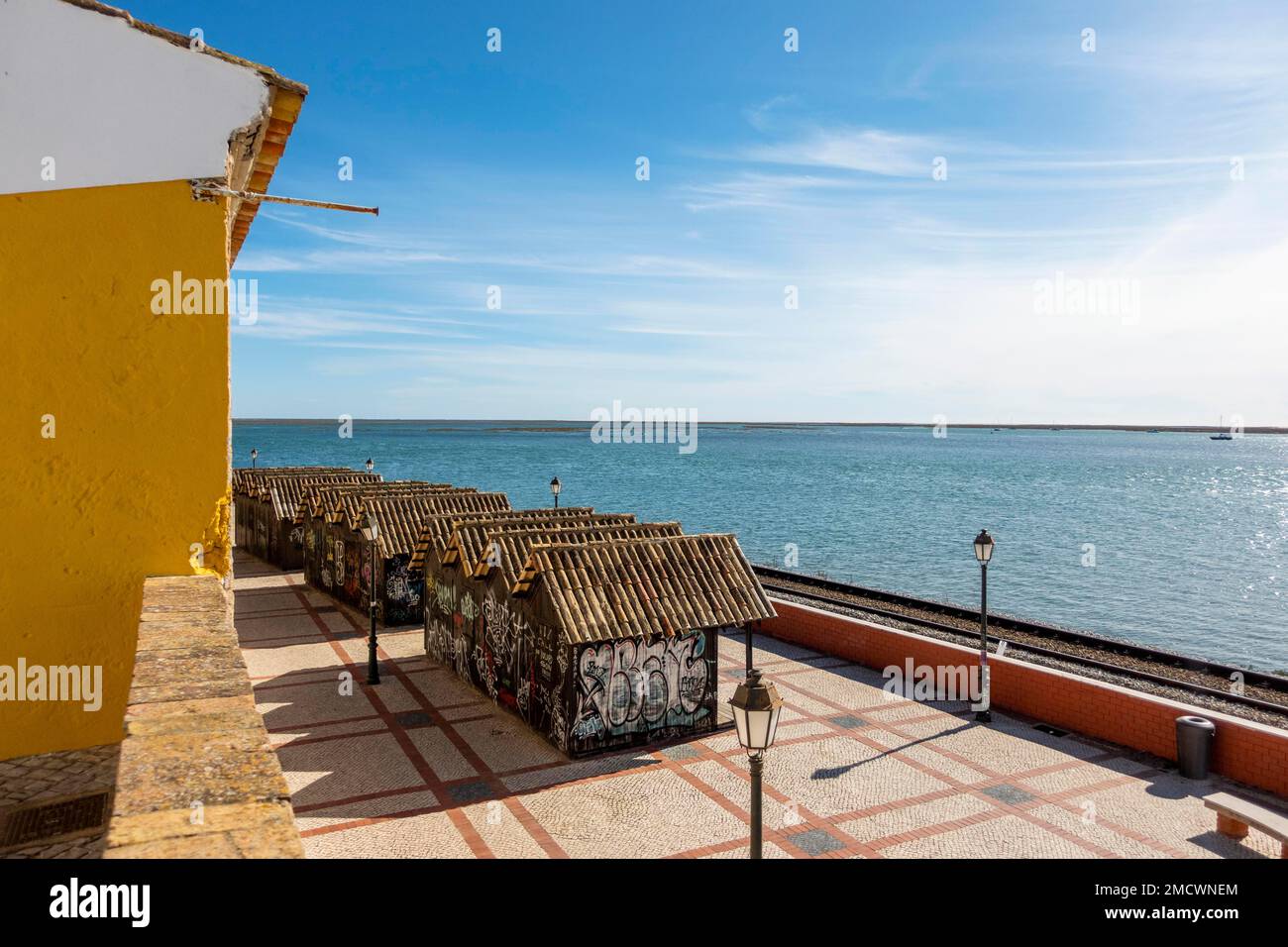 Splendida vista su Ria Formosa e il deposito in legno dei pescatori a Faro, Algarve, Portogallo meridionale Foto Stock