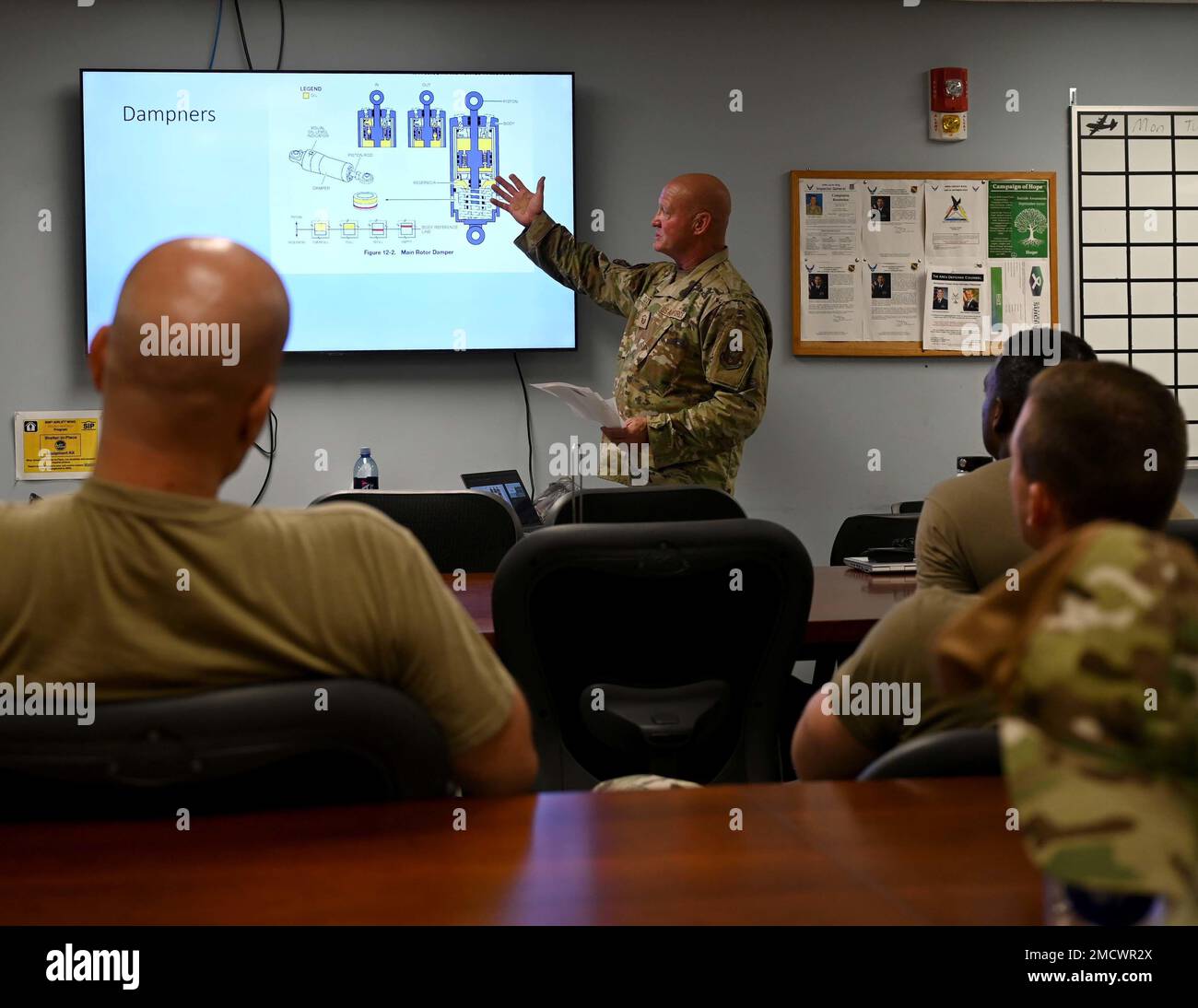 Mike Cutter, 908th Aircraft Maintenance Squadron Crew Chief and expediter, fornisce un briefing sulle basi del sistema rotante per elicotteri ai membri del 908 AMXS 10 luglio 2022, presso la Maxwell Air Force base, Alabama. La Cutter, insieme al Master Sgt. William Little, 908th Airlift Wing addetto alla sicurezza dei voli non incaricato, ha fornito il briefing al 908th Maintenance Group in preparazione della transizione dell'ala verso gli Stati Uniti Air Force MH-139A Grey Wolf Helicopter formale unità di addestramento. Foto Stock