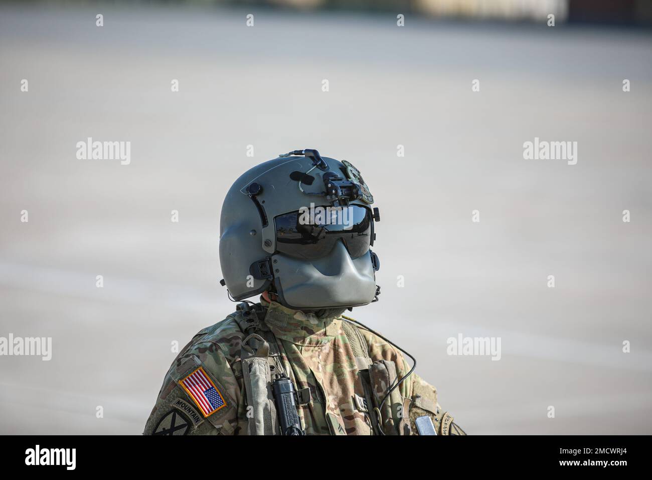 Soldati dell'esercito americano assegnati al 10th CAB conducono un CAVALCAVIA per la corsa Boilermaker 15k a Utica, New York. 10 luglio 2022. La formazione dell'elicottero consisteva di due Black Hawk e un Chinook. 10th CAB,Black Hawk,Chinook,Aviation,Flyover, Foto Stock
