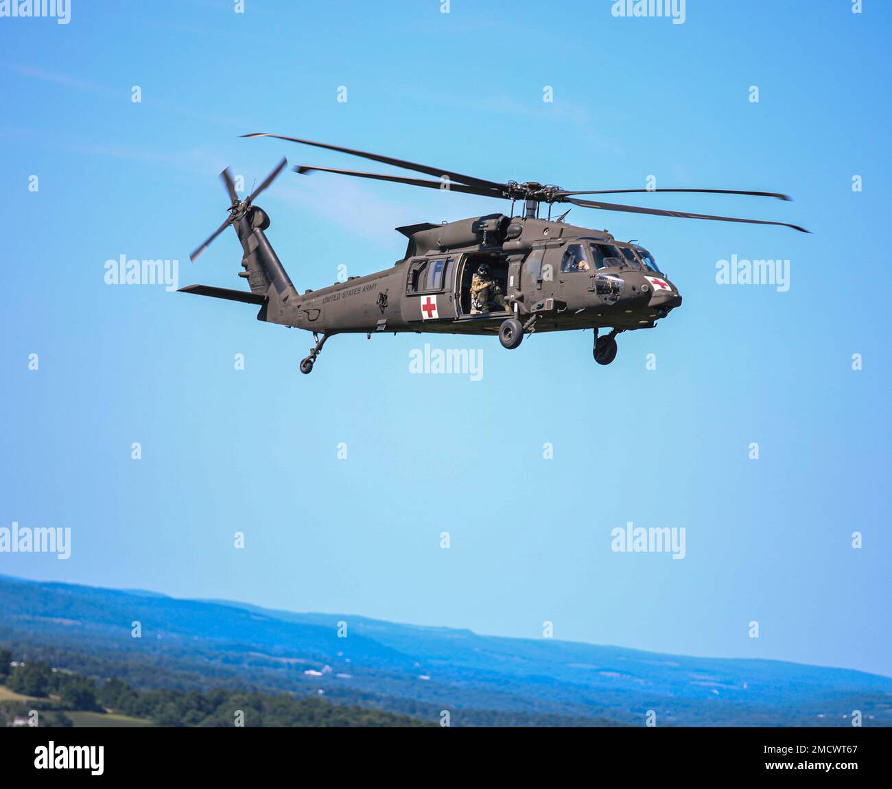 STATI UNITI I soldati dell'esercito assegnati a 10th TAXI conducono un flyover per la corsa Boilermaker 15k a Utica, NY. Luglio 10, 2022. La formazione dell'elicottero consisteva di due Black Hawks e di un Chinook. Foto Stock