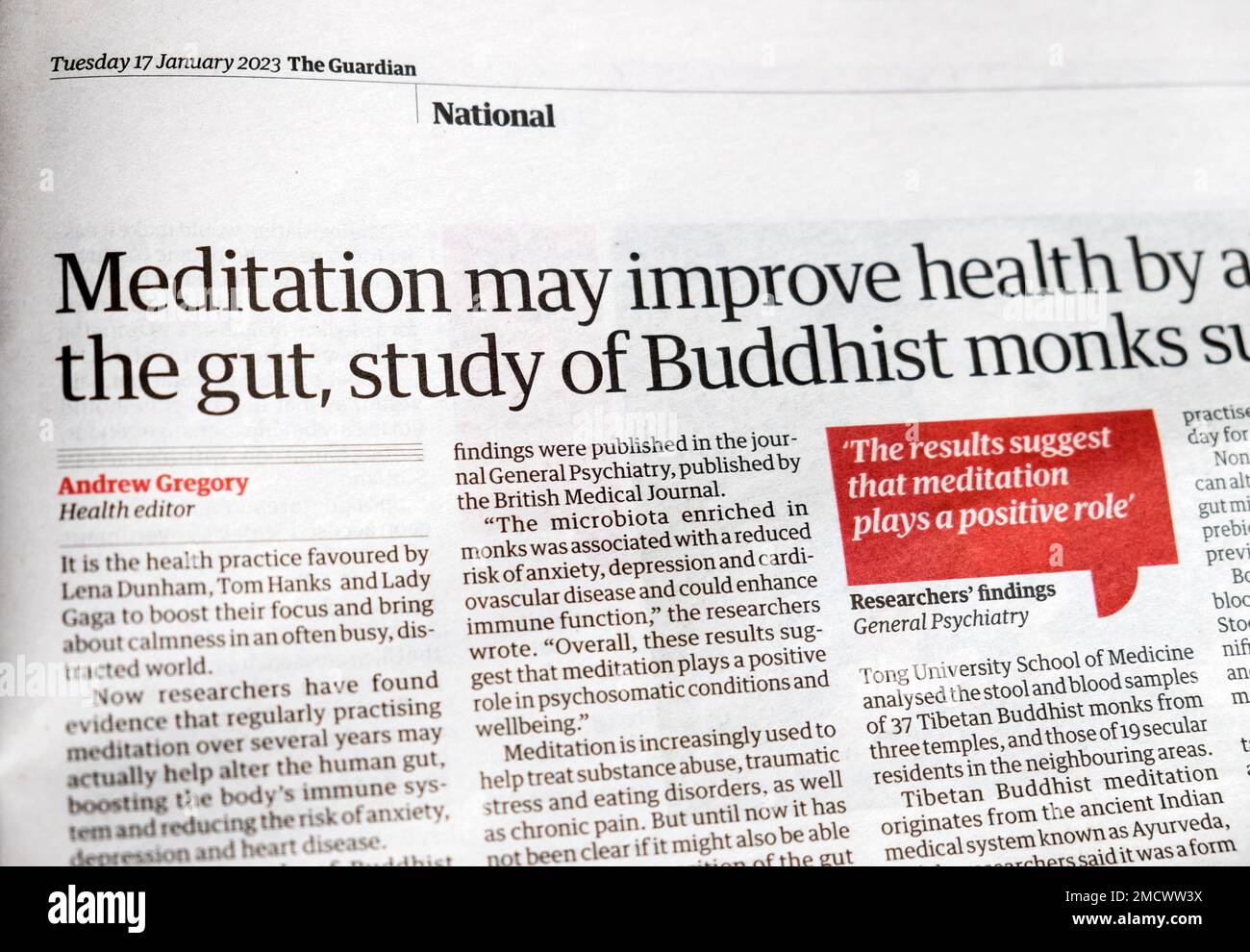 'La meditazione può migliorare la salute alterando l'intestino, studio dei monaci buddisti' Guardian giornale headline wellness clipping 17 gennaio 2023 Londra UK Foto Stock