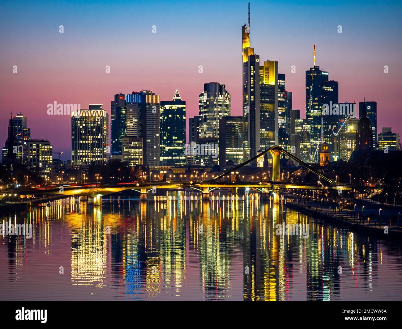 Francoforte sul meno, skyline al tramonto, Assia, Germania Foto Stock