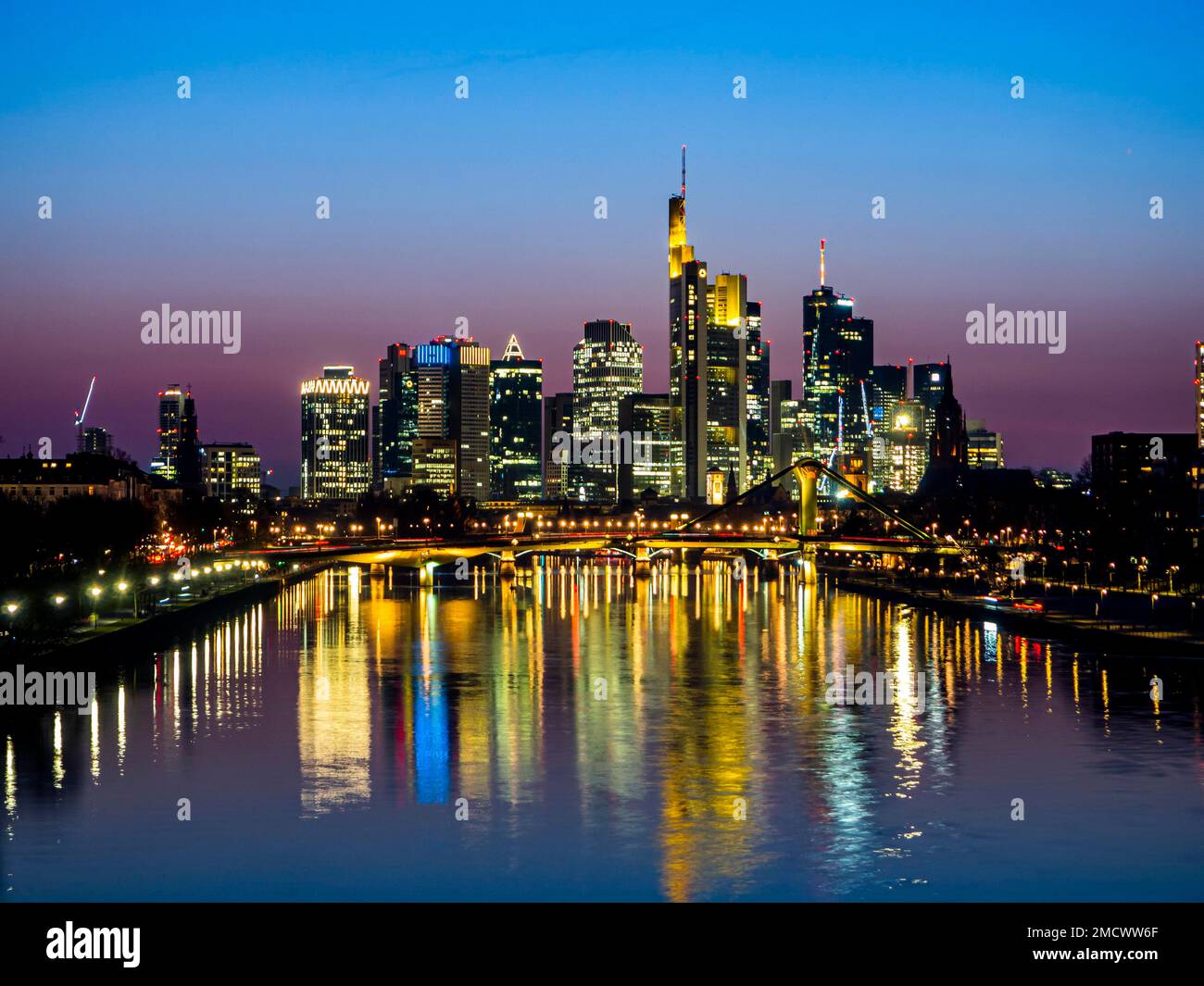 Francoforte sul meno, skyline al tramonto, Assia, Germania Foto Stock
