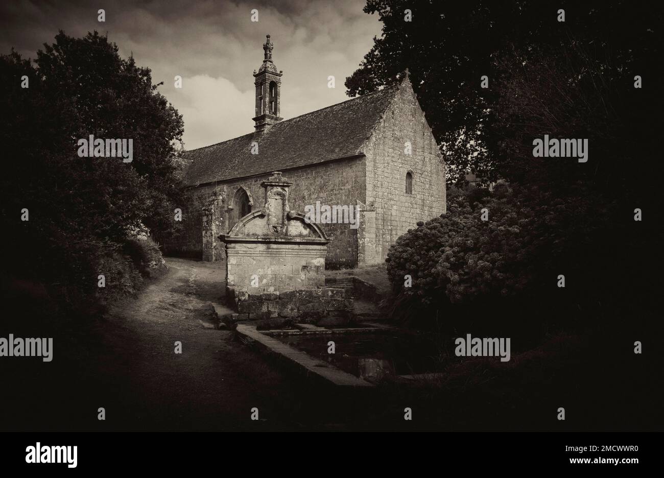 La Chapelle de Notre Dame de Bonne Nouvelle et sa fontaine, Locronan (Lokorn), Finistere, Bretagna, Francia Foto Stock