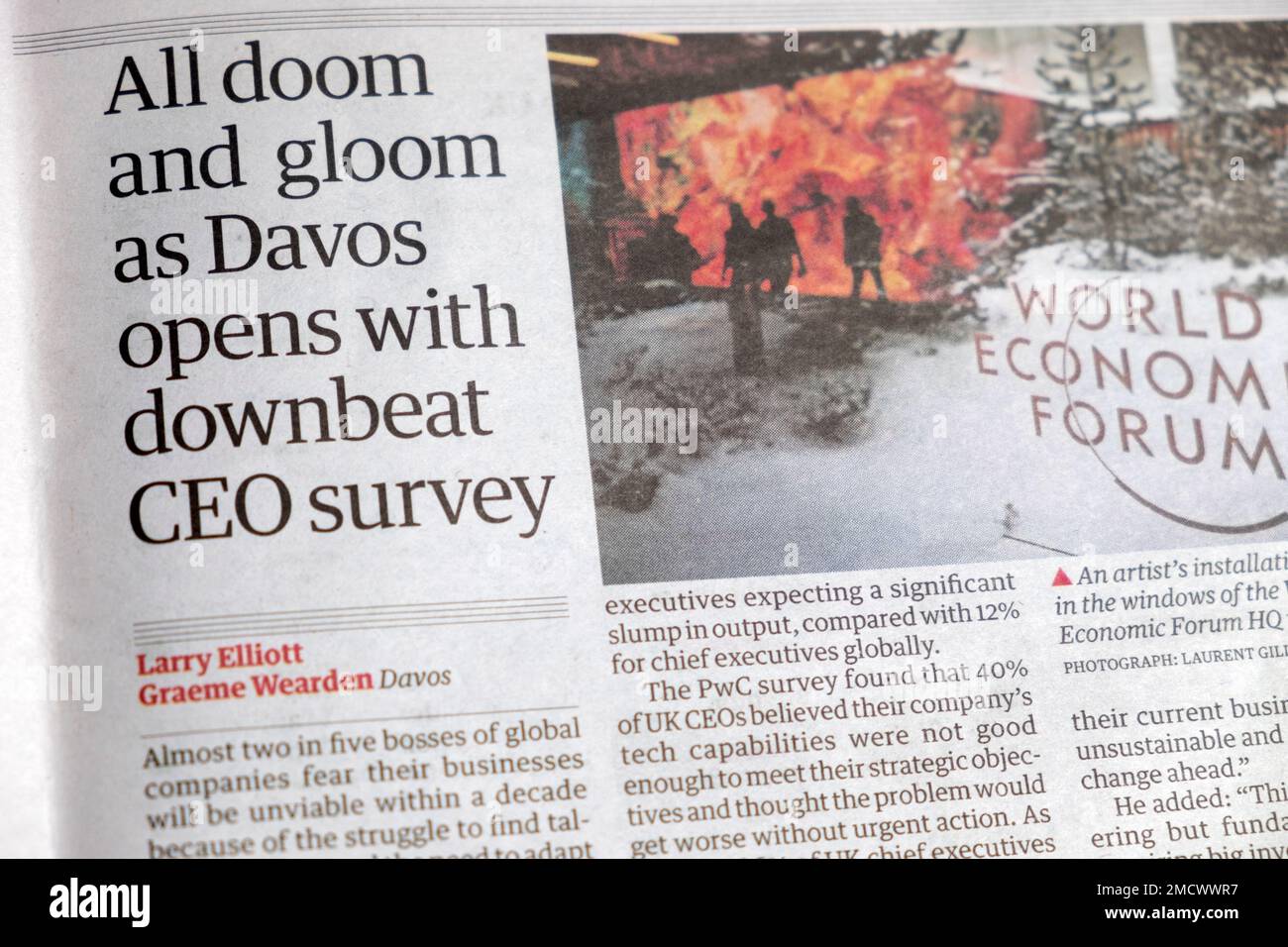 'Tutto il doom e il culo come Davos apre con l'indagine del CEO downbeat' Guardian giornale headline World Economic Forum articolo taglio gennaio 2023 Londra UK Foto Stock