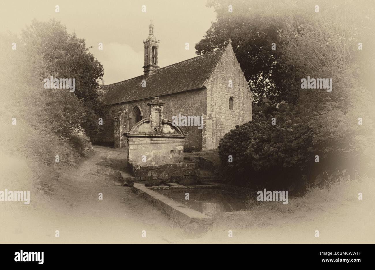 La Chapelle de Notre Dame de Bonne Nouvelle et sa fontaine, Locronan (Lokorn), Finistere, Bretagna, Francia Foto Stock