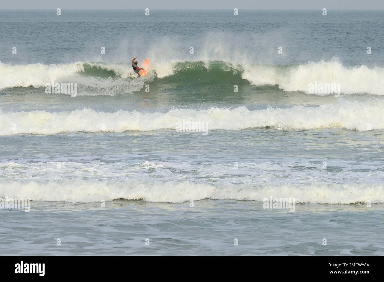 Surfista cavalcando l'onda a Praia de Mocambique, Ilha do Santa Catarina, Florianopolis, Brasile Foto Stock