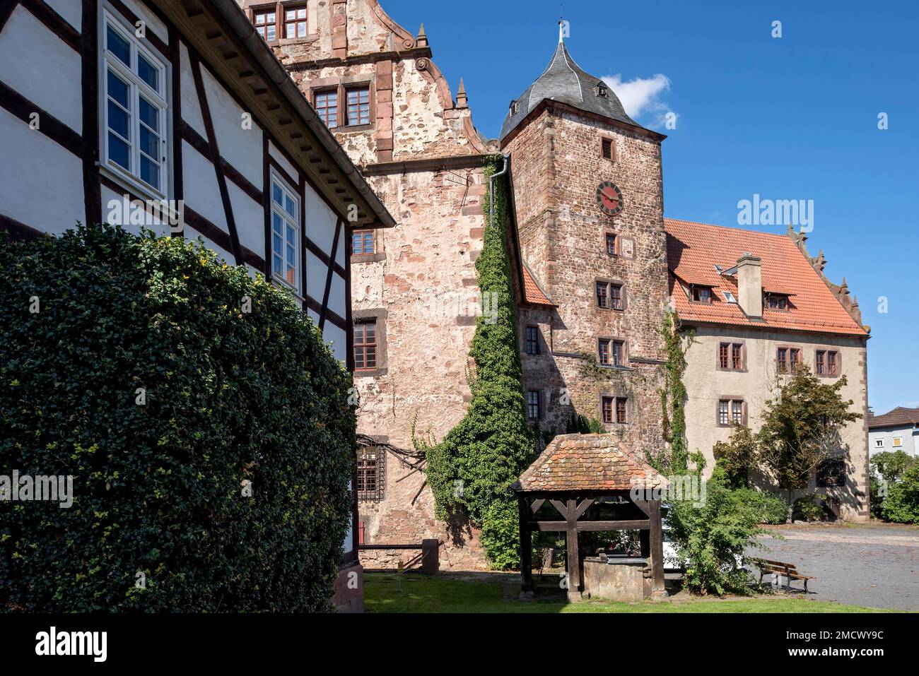 Castello di fronte medievale con torre residenziale e pozzo, hotel e museo del castello, centro storico, Schlitz, Vogelsberg, Assia, Germania Foto Stock