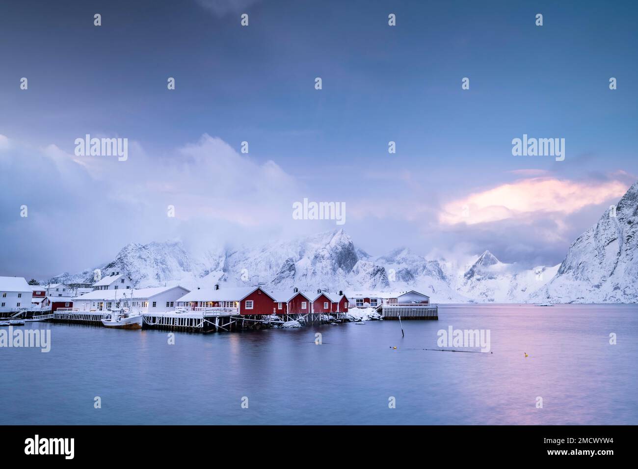 Rorbuer cabine da Hamnoy dal fiordo, montagne innevate sul retro, Hamnoy, Moskenesoya, Lofoten, Norvegia Foto Stock Rorbuer cabine da Hamnoy dal fiordo, montagne innevate sul retro, Hamnoy, Moskenesoya, Lofoten, Norvegia Foto Stock
