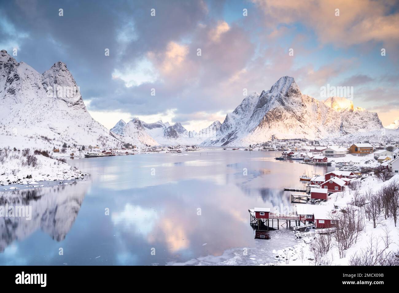 Villaggio di pescatori di Reine in inverno atmosfera mattutina, Reinefjord, Moskenesoya, Lofoten, Norvegia Foto Stock Villaggio di pescatori di Reine in inverno atmosfera mattutina, Reinefjord, Moskenesoya, Lofoten, Norvegia Foto Stock