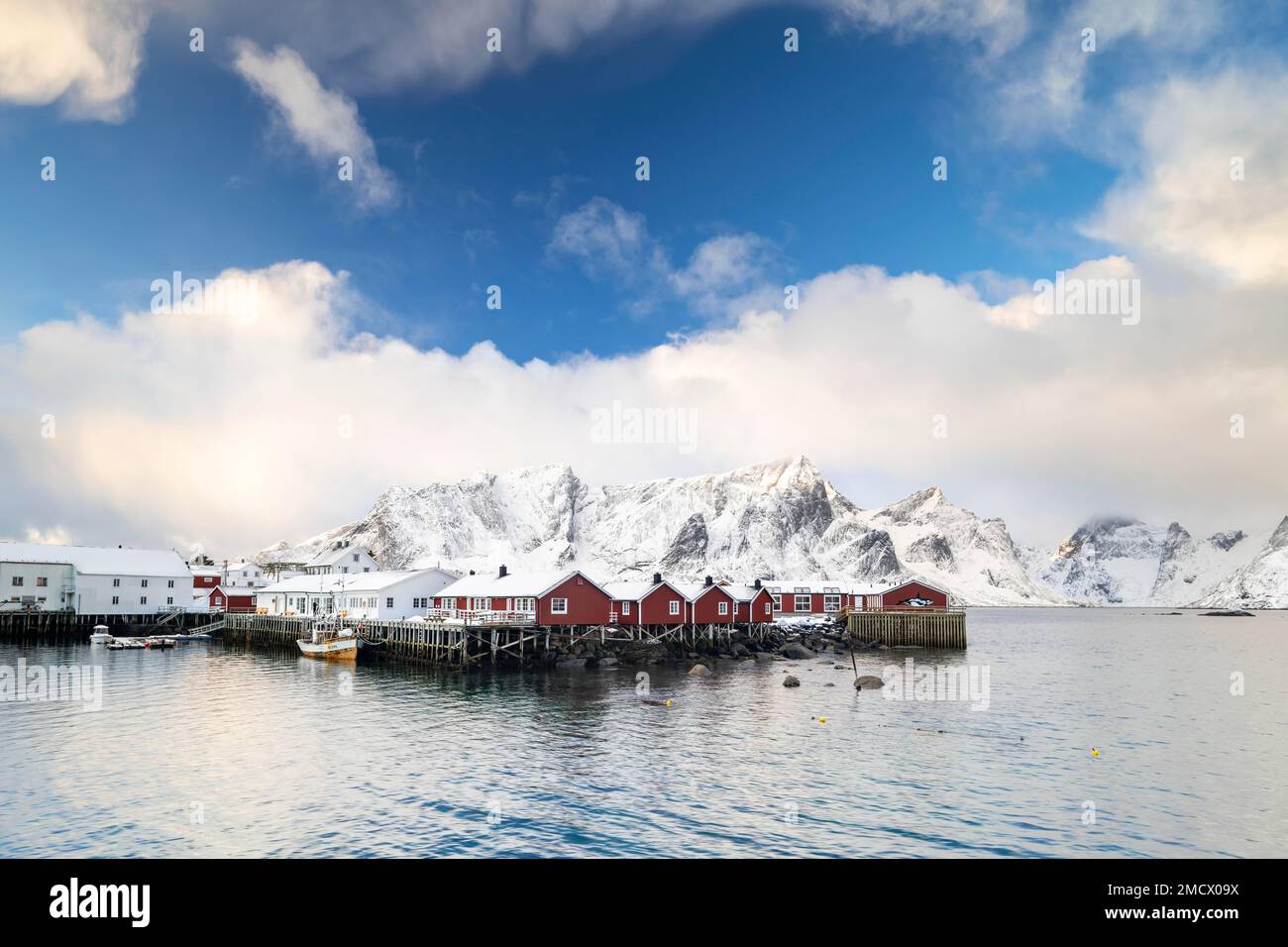 Rorbuer cabine da Hamnoy dal fiordo, montagne innevate sul retro, Hamnoy, Moskenesoya, Lofoten, Norvegia Foto Stock Rorbuer cabine da Hamnoy dal fiordo, montagne innevate sul retro, Hamnoy, Moskenesoya, Lofoten, Norvegia Foto Stock