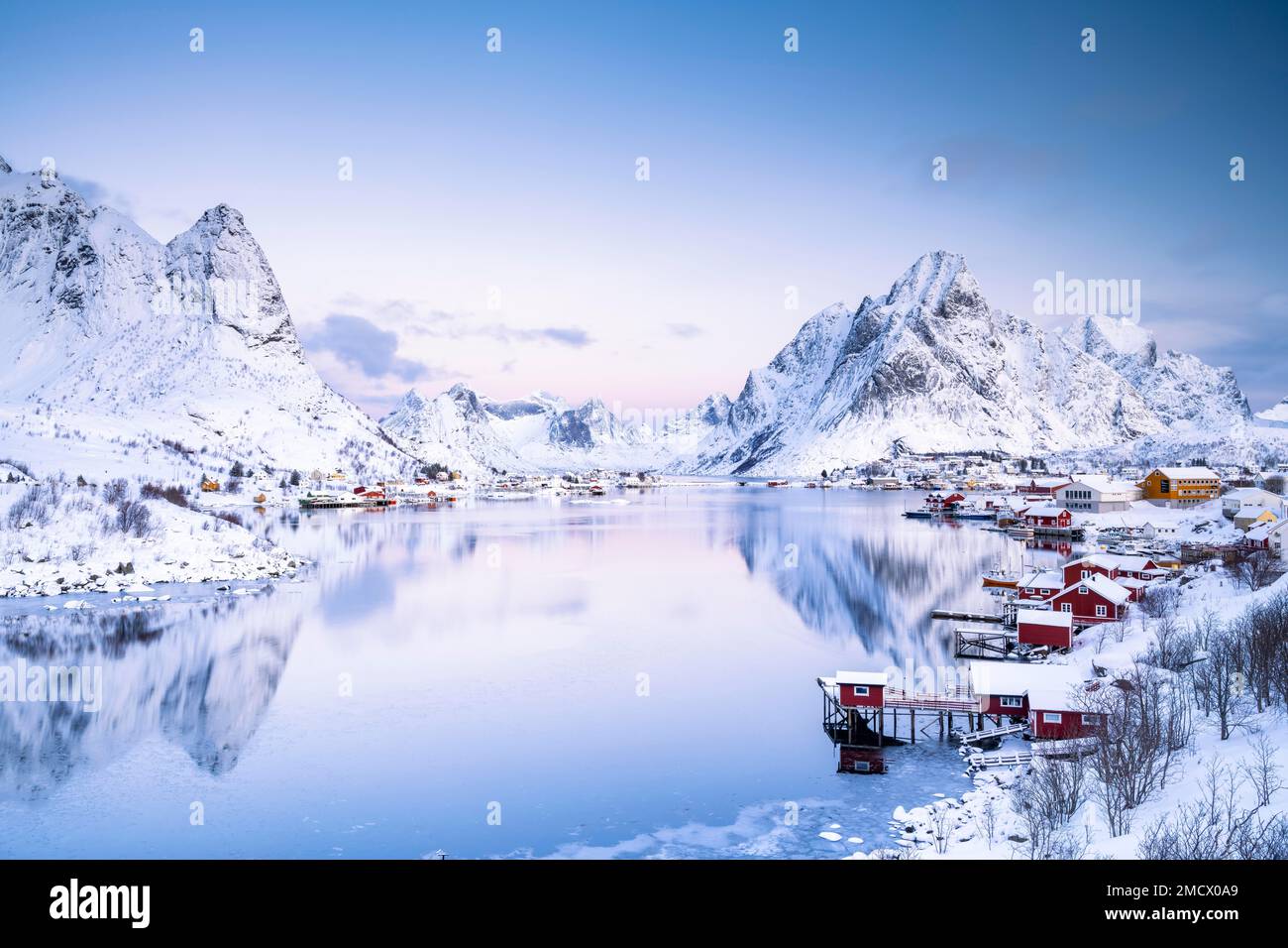 Villaggio di pescatori di Reine in inverno atmosfera mattutina, Reinefjord, Moskenesoya, Lofoten, Norvegia Foto Stock Villaggio di pescatori di Reine in inverno atmosfera mattutina, Reinefjord, Moskenesoya, Lofoten, Norvegia Foto Stock