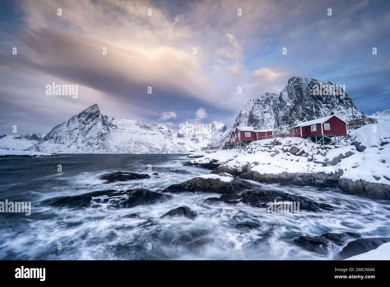 Rorbuer cabine da Hamnoy dal fiordo, montagne innevate sul retro, Hamnoy, Moskenesoya, Lofoten, Norvegia Foto Stock Rorbuer cabine da Hamnoy dal fiordo, montagne innevate sul retro, Hamnoy, Moskenesoya, Lofoten, Norvegia Foto Stock