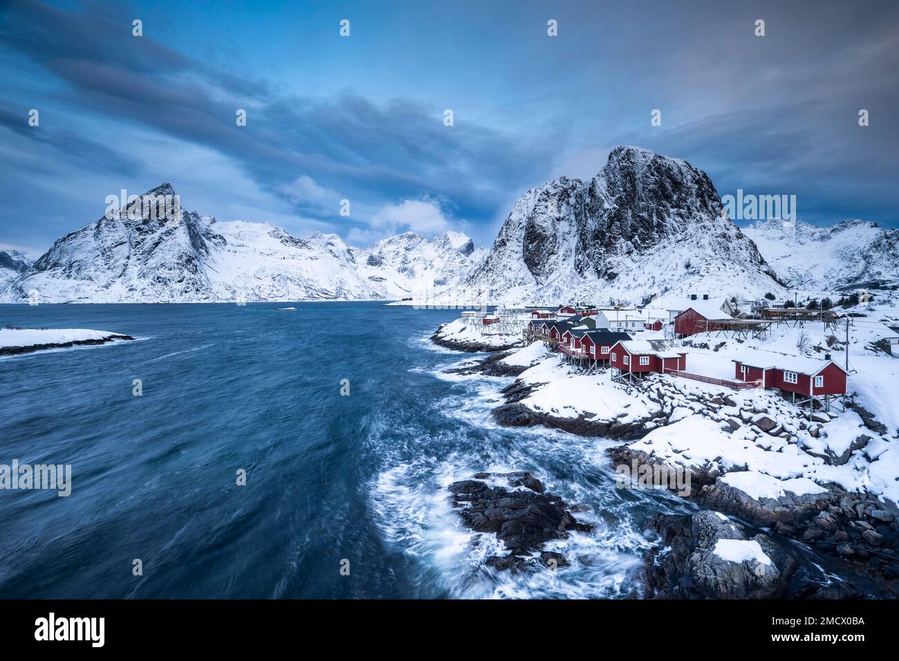 Rorbuer cabine da Hamnoy dal fiordo, montagne innevate sul retro, Hamnoy, Moskenesoya, Lofoten, Norvegia Foto Stock Rorbuer cabine da Hamnoy dal fiordo, montagne innevate sul retro, Hamnoy, Moskenesoya, Lofoten, Norvegia Foto Stock