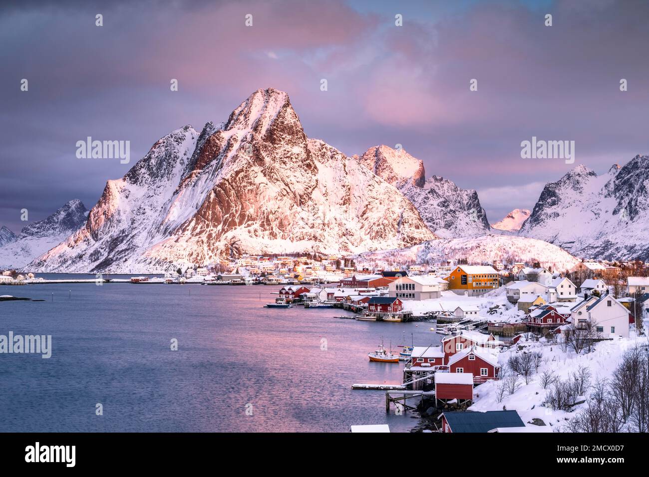 Villaggio di pescatori di Reine in inverno atmosfera mattutina, Reinefjord, Moskenesoya, Lofoten, Norvegia Foto Stock Villaggio di pescatori di Reine in inverno atmosfera mattutina, Reinefjord, Moskenesoya, Lofoten, Norvegia Foto Stock