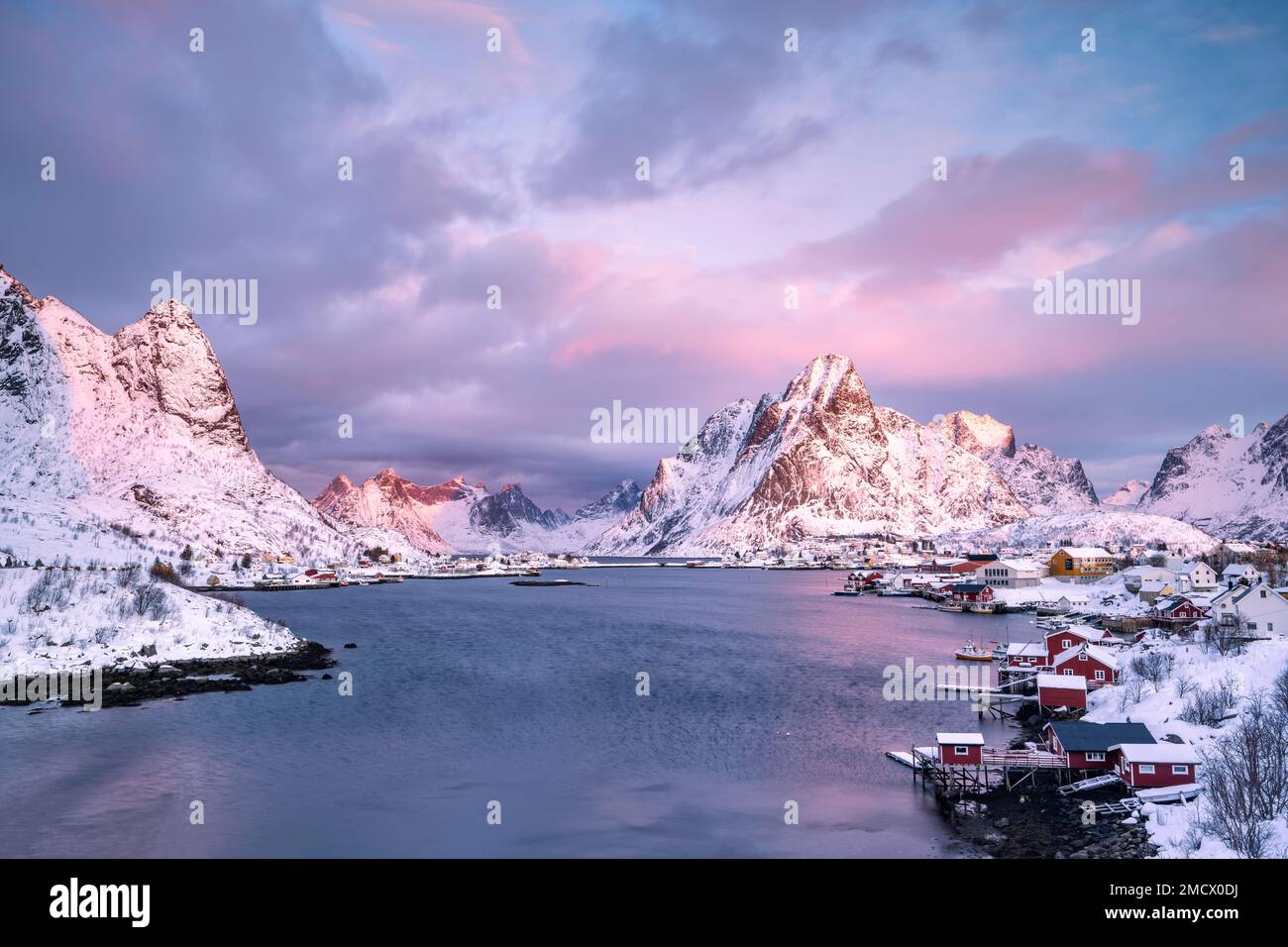 Villaggio di pescatori di Reine in inverno atmosfera mattutina, Reinefjord, Moskenesoya, Lofoten, Norvegia Foto Stock Villaggio di pescatori di Reine in inverno atmosfera mattutina, Reinefjord, Moskenesoya, Lofoten, Norvegia Foto Stock