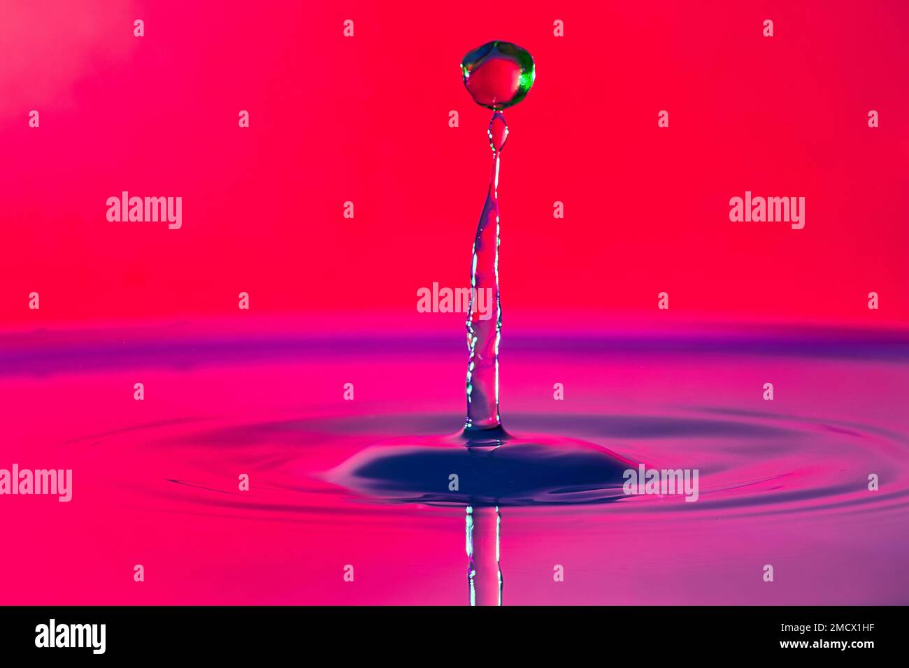 Fotografia a goccia con colonna d'acqua, fotografia ad alta velocità, gioco di colori Foto Stock