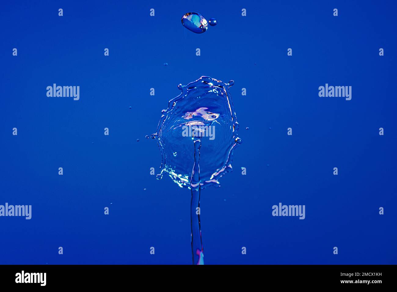 Fotografia a goccia, ombrello con gocce d'acqua, scatto ad alta velocità, gioco di colori Foto Stock