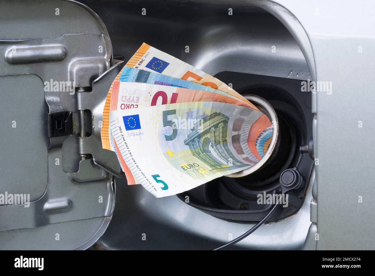 Immagine simbolica, prezzo di combustibile costoso, collo di rifornimento di combustibile, automobile, diesel, Benzina, banconote, euro, Germania Foto Stock