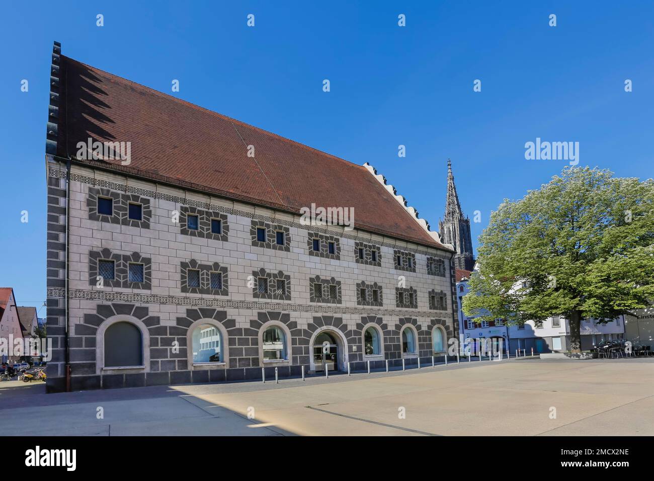 Kornhaus, ex granaio rinascimentale, dietro la torre ovest della Cattedrale di Ulm, Ulm, Baden-Wuerttemberg, Germania Foto Stock