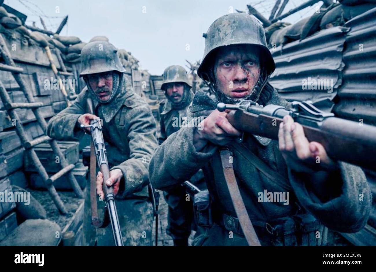 TUTTO TRANQUILLO SUL fronte del BEST WESTERN 2022 Netflix film con Felix Kammerer sulla destra Foto Stock