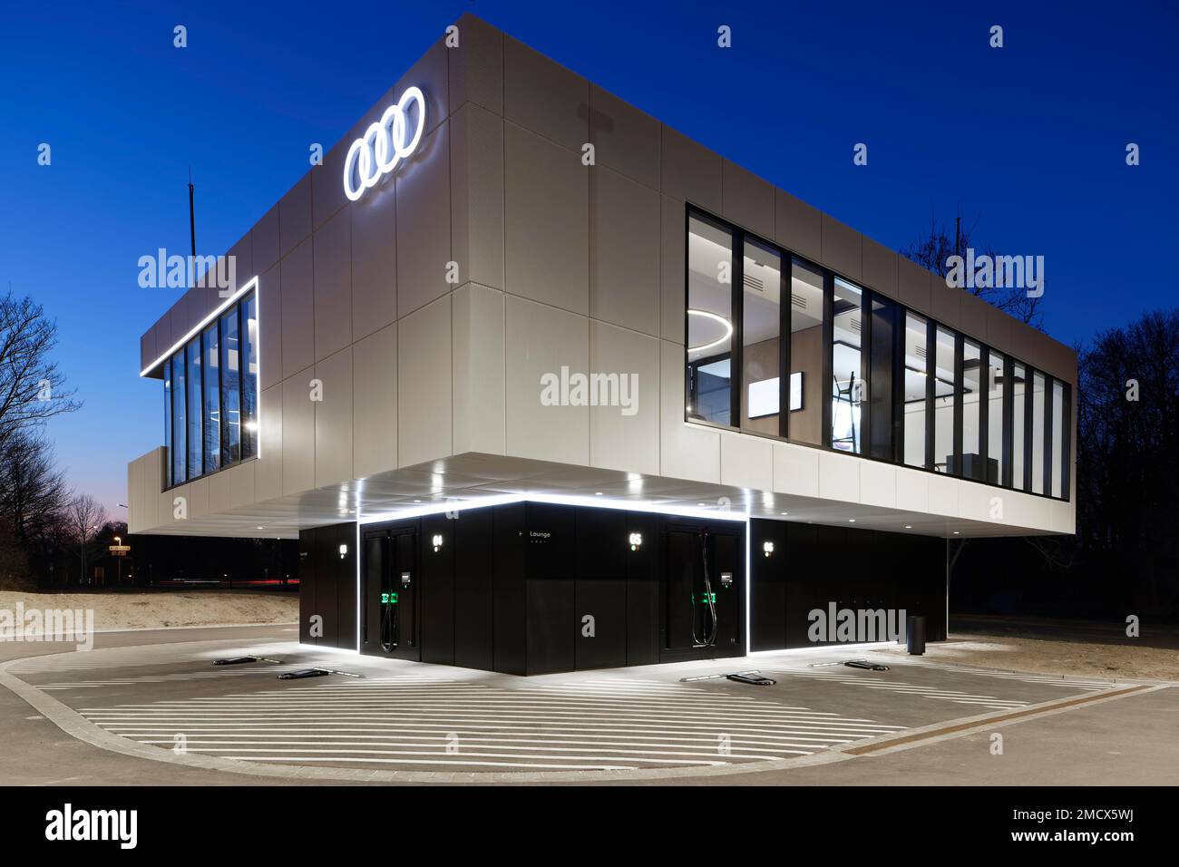 Primo hub di ricarica Audi, sei vani di ricarica HPC coperti, stazione di ricarica rapida per veicoli elettrici con capacità di ricarica fino a 320 kW, batteria Foto Stock