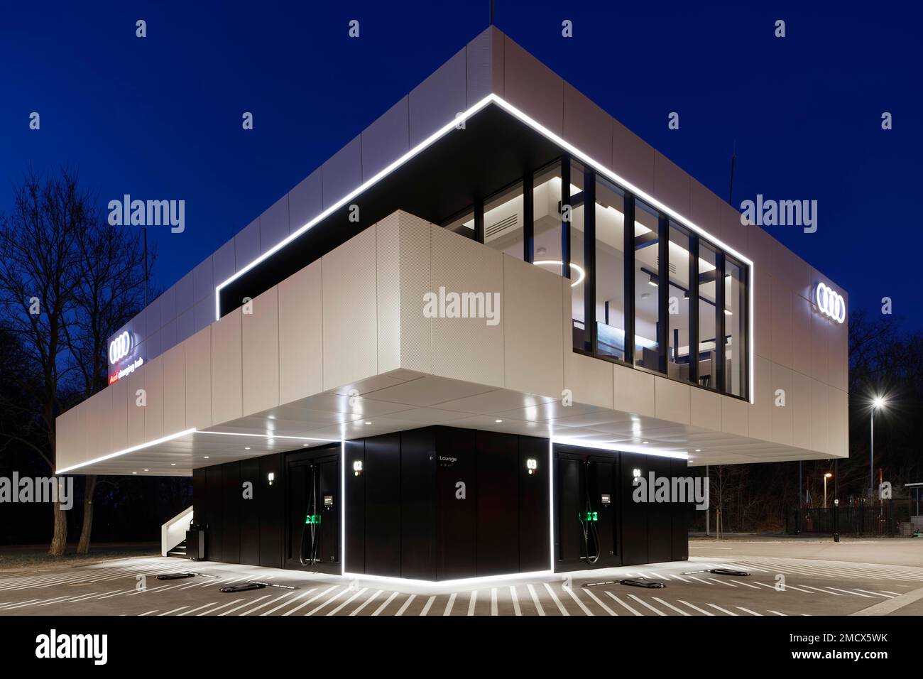 Primo hub di ricarica Audi, sei vani di ricarica HPC coperti, stazione di ricarica rapida per veicoli elettrici con capacità di ricarica fino a 320 kW, batteria Foto Stock