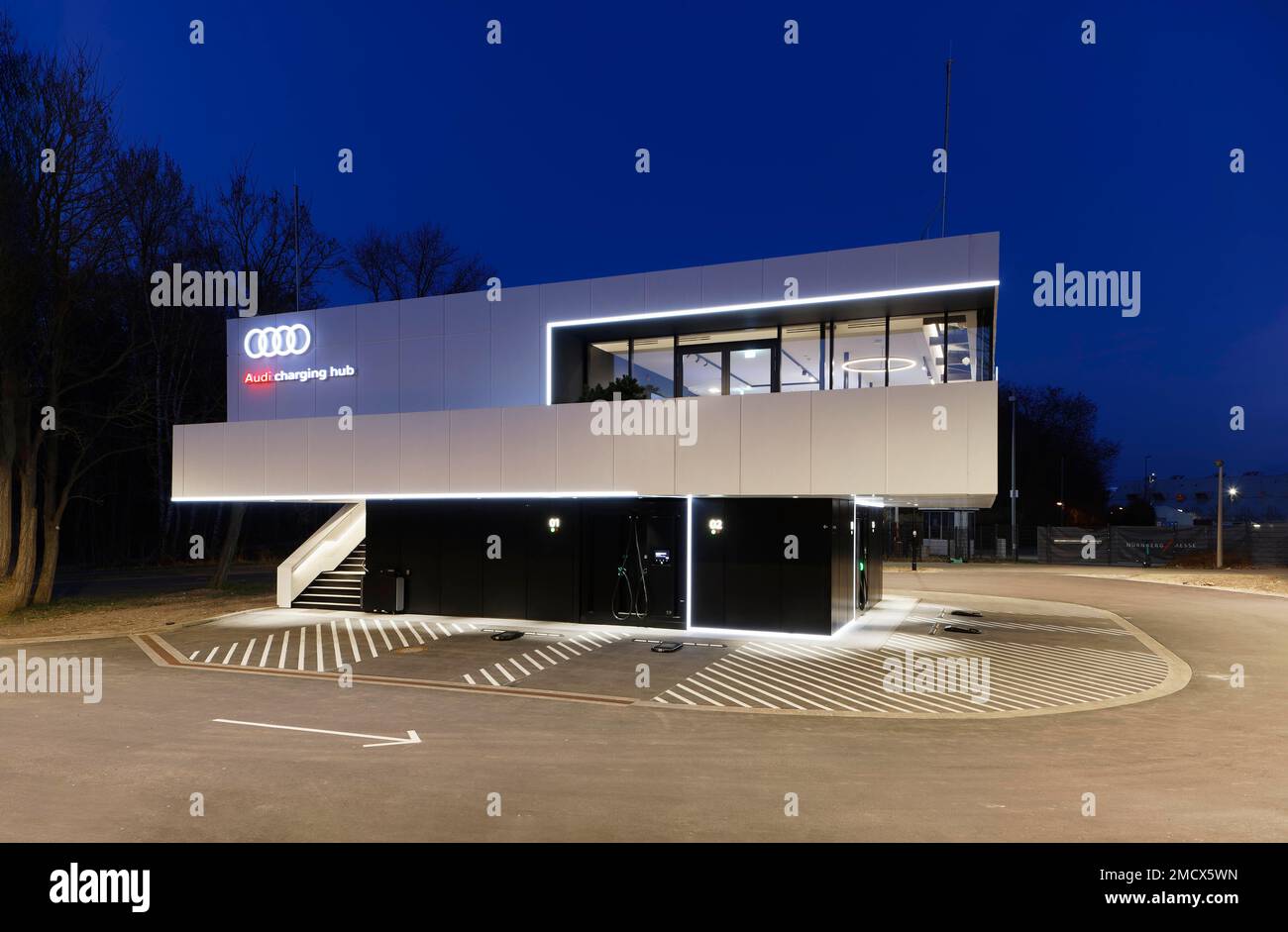 Primo hub di ricarica Audi, sei vani di ricarica HPC coperti, stazione di ricarica rapida per veicoli elettrici con capacità di ricarica fino a 320 kW, batteria Foto Stock