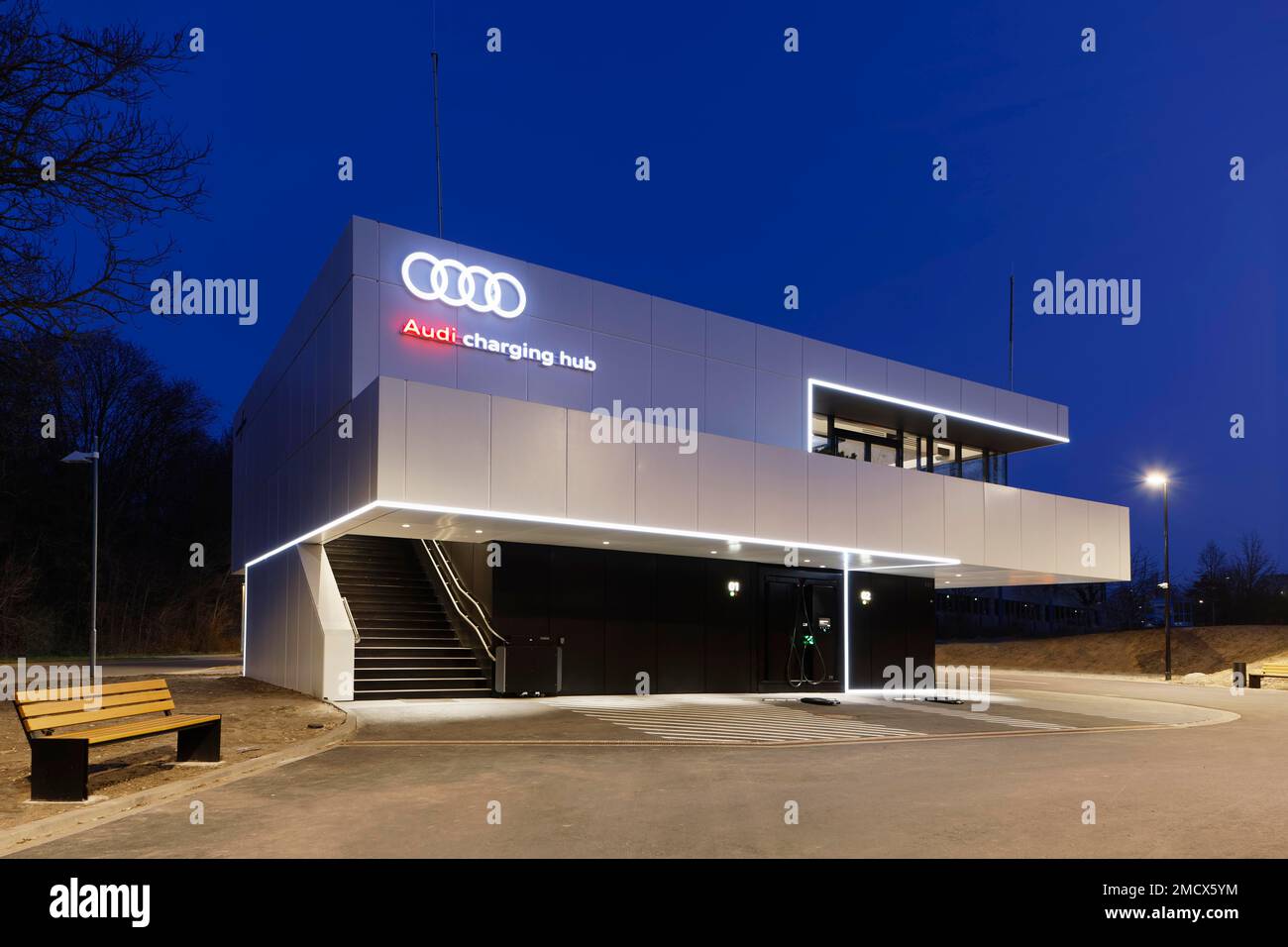 Primo hub di ricarica Audi, sei vani di ricarica HPC coperti, stazione di ricarica rapida per veicoli elettrici con capacità di ricarica fino a 320 kW, batteria Foto Stock