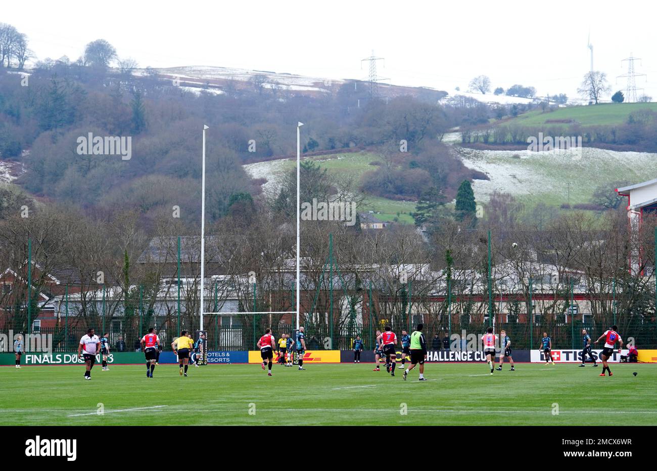 Jordan Hendrikse di Emirates Lions calcia una penalità durante la partita DI EPCR Challenge Cup presso il CCB Centre for Sporting Excellence di Ystrad Mynach. Data immagine: Domenica 22 gennaio 2023. Foto Stock