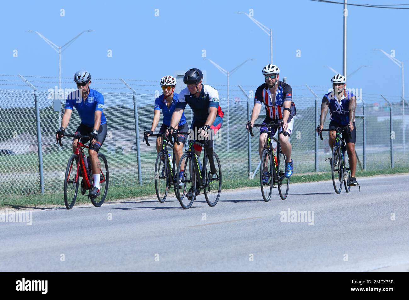 Durante il programma di addestramento di Warrior Warrior Games Warrior alla base comune di San Antonio Randolph Team Air Force va per un giro in su durante la pratica ciclistica. Foto Stock