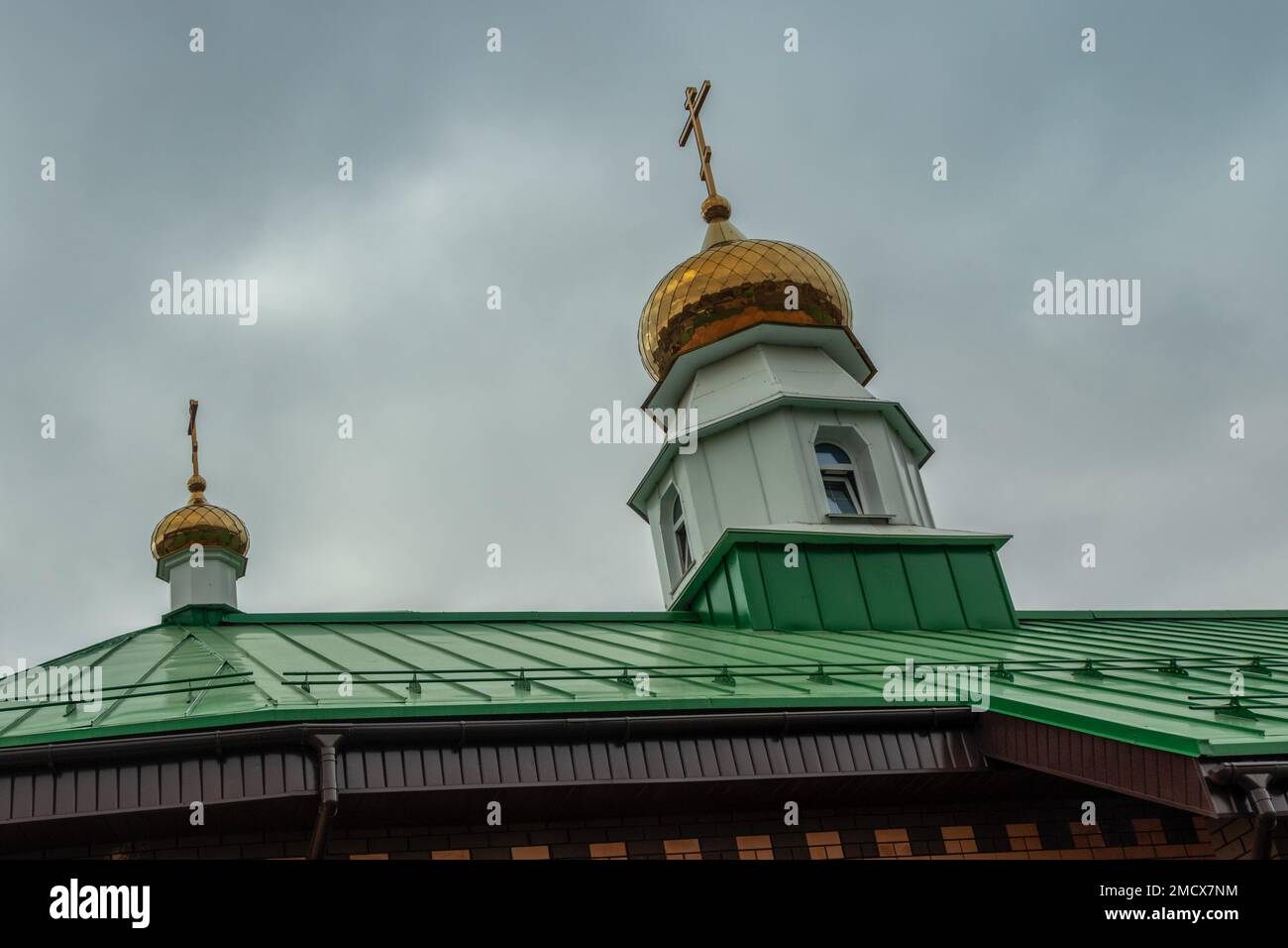 Tempio di Serafino di Sarov contro un cielo nuvoloso. La foto è stata scattata a Kopeysk, nella regione di Chelyabinsk, in Russia. Foto Stock