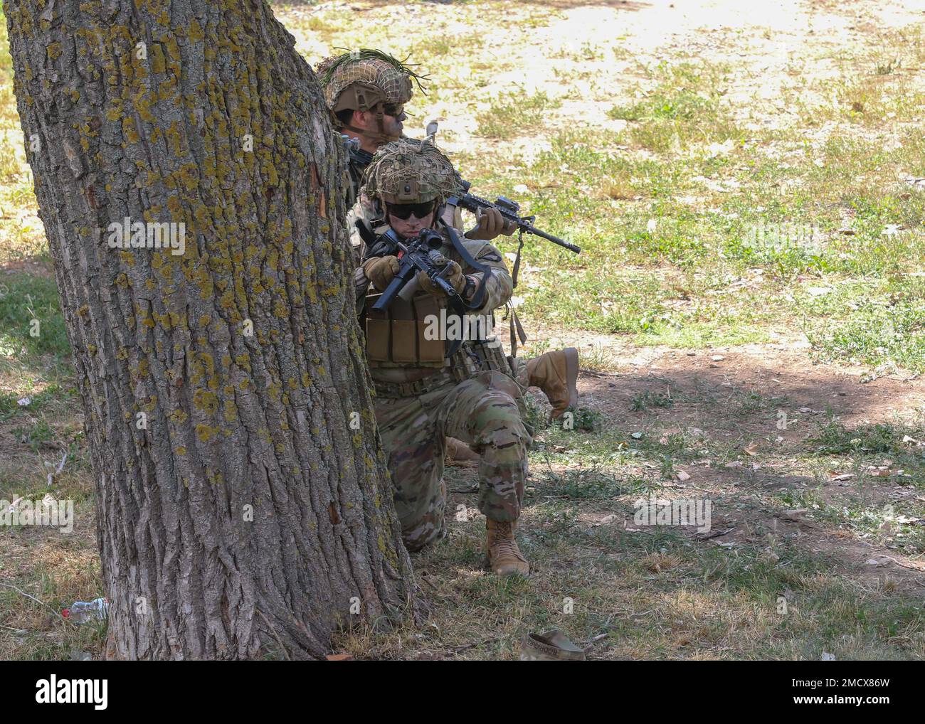 Soldiers with Alpha Company, 1st battaglione, 26th reggimento fanteria, 2nd squadra di combattimento brigata, 101st Airborne Division (Air Assault) Practice Battle Drill 6 on Mihail Kogalniceanu, Romania, 11 luglio 2022. le unità 101st sono sempre pronte a distribuire in tutto il mondo con breve preavviso per condurre operazioni di emergenza a sostegno dei nostri obiettivi di sicurezza nazionali. Foto Stock