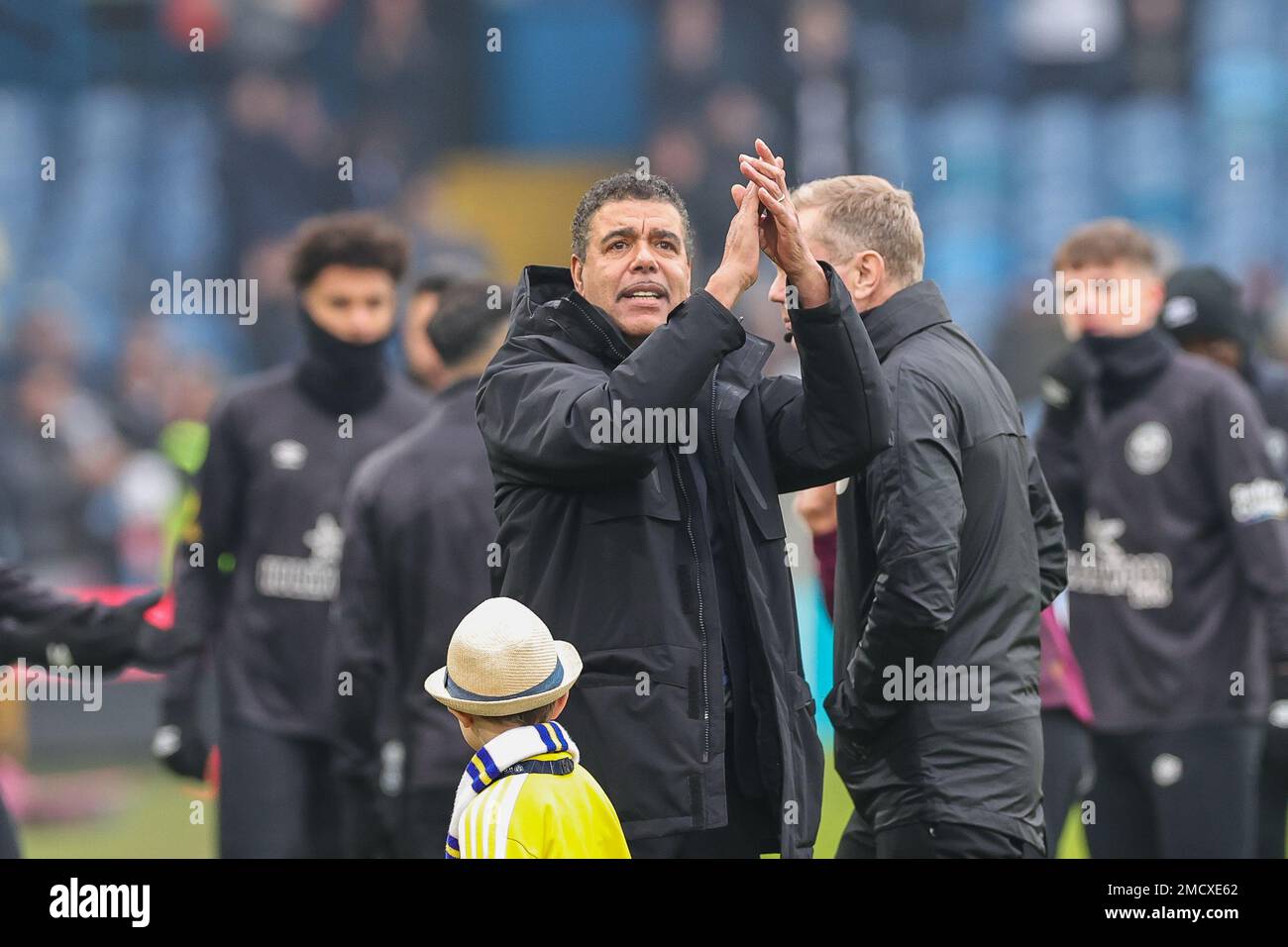 Chris Kamara ex giocatore di Leeds esce a un'ovazione in piedi durante la partita della Premier League Leeds United vs Brentford a Elland Road, Leeds, Regno Unito, 22nd gennaio 2023 (Foto di Mark Cosgrove/News Images) Foto Stock