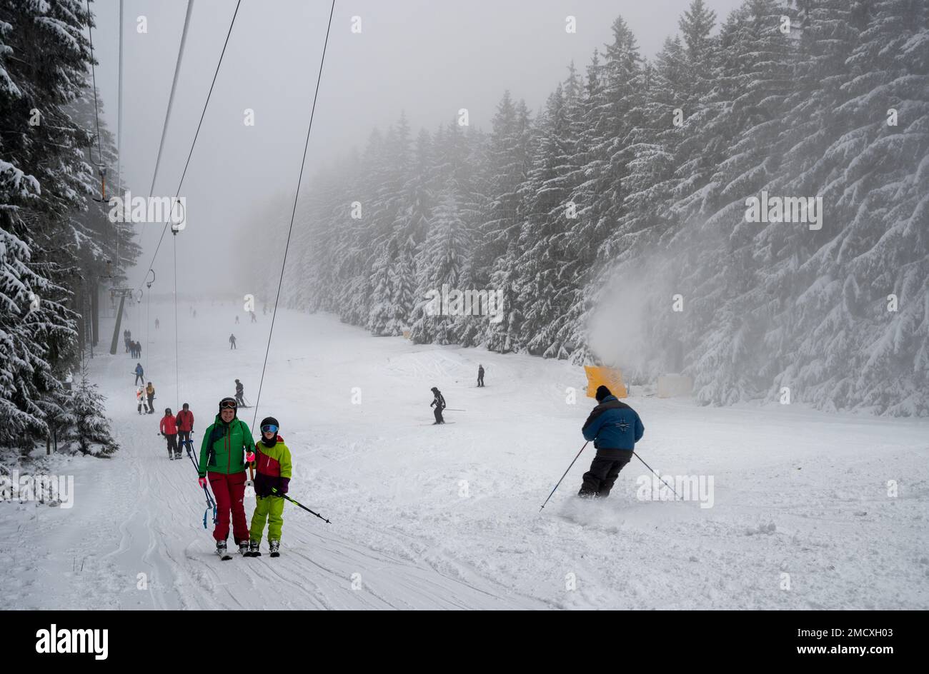 Deuselbach, Germania. 22nd Jan, 2023. La gente si lasciò trascinare in cima dalla seggiovia sull'Erbeskopf (816 m) per poi sciare lungo la pista innevata. Ha nevicato tutto il senso giù alle valli nella Renania-Palatinato durante il fine settimana. Credit: Harald Tittel/dpa/Alamy Live News Foto Stock