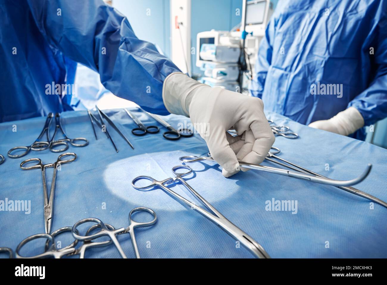 Primo piano degli strumenti chirurgici sterilizzati e pronti all'uso sul vassoio medico durante l'intervento chirurgico in sala operatoria presso l'ospedale Foto Stock