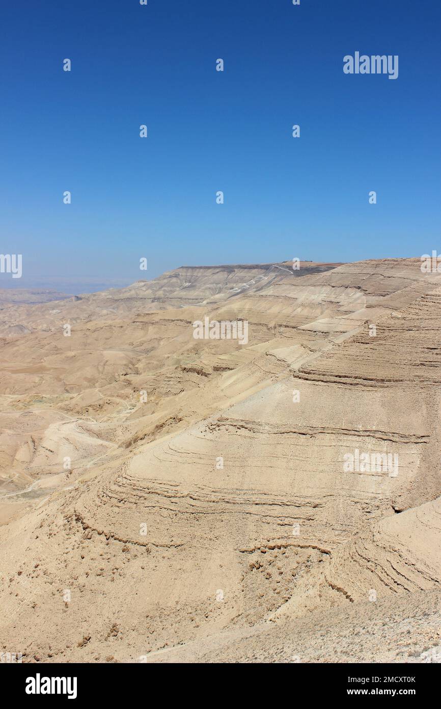 Strati sedimentari di roccia sul bordo del canyon di Wadi Mujib, Giordania Foto Stock