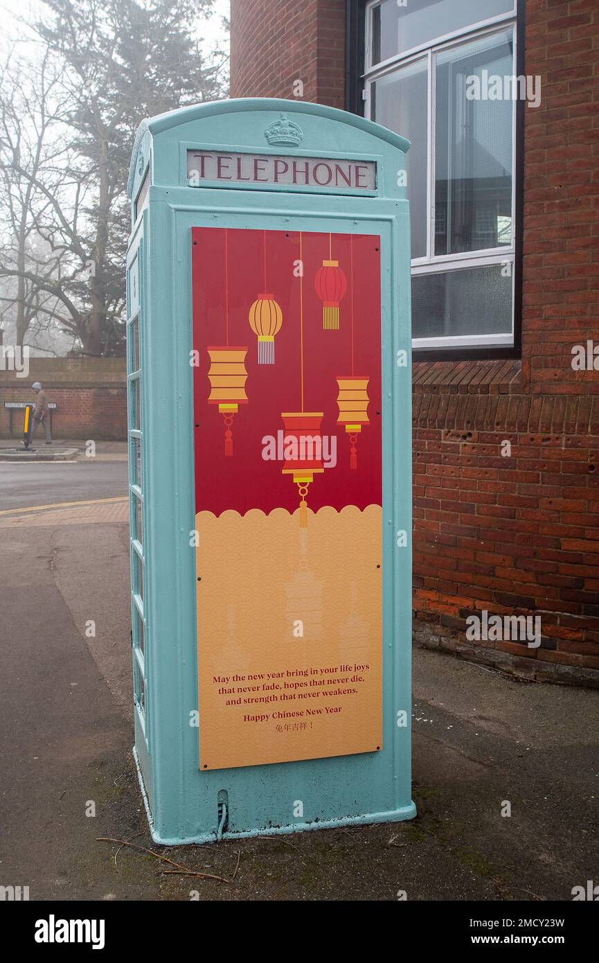 Eton, Windsor, Berkshire, Regno Unito. 22nd gennaio 2023. Una biblioteca di comunità cassetta telefonica fuori Eton College ha un nuovo grande felice anno cinese nuovo saluto su di esso. Oggi è il Capodanno cinese ed è l'anno del coniglio. Ci sono numerosi allievi del patrimonio cinese che studiano all'Eton College. Credit: Maureen McLean/Alamy Live News Foto Stock