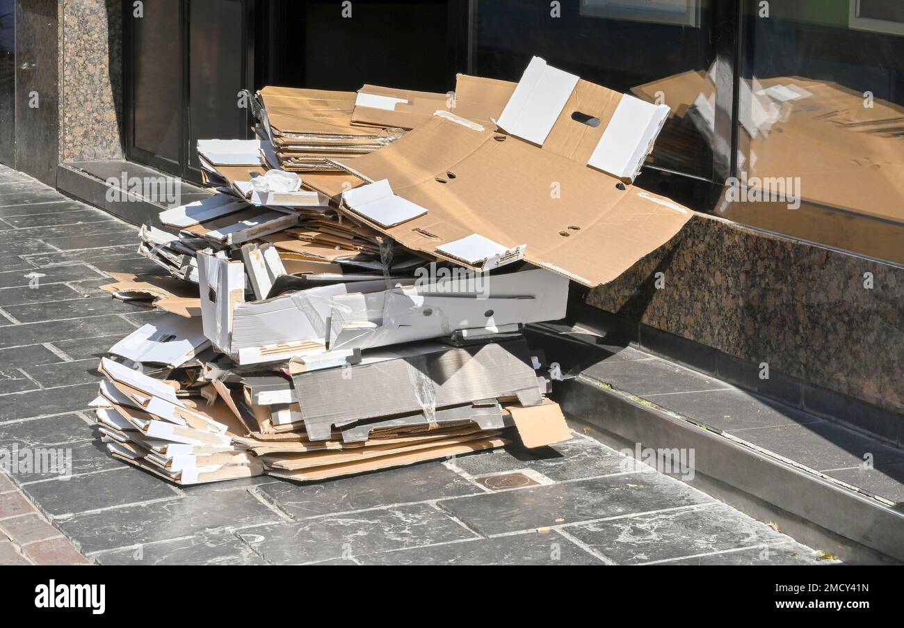 Pila di cartoncino sul marciapiede all'esterno di un ristorante fast food in attesa della raccolta per il riciclaggio. Nessuna gente. Foto Stock