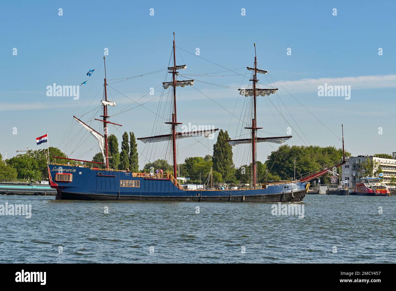 Amsterdam, Paesi Bassi - Agosto 2022: Vecchia nave a vela sul fiume Amstel che corre vicino al centro della città Foto Stock