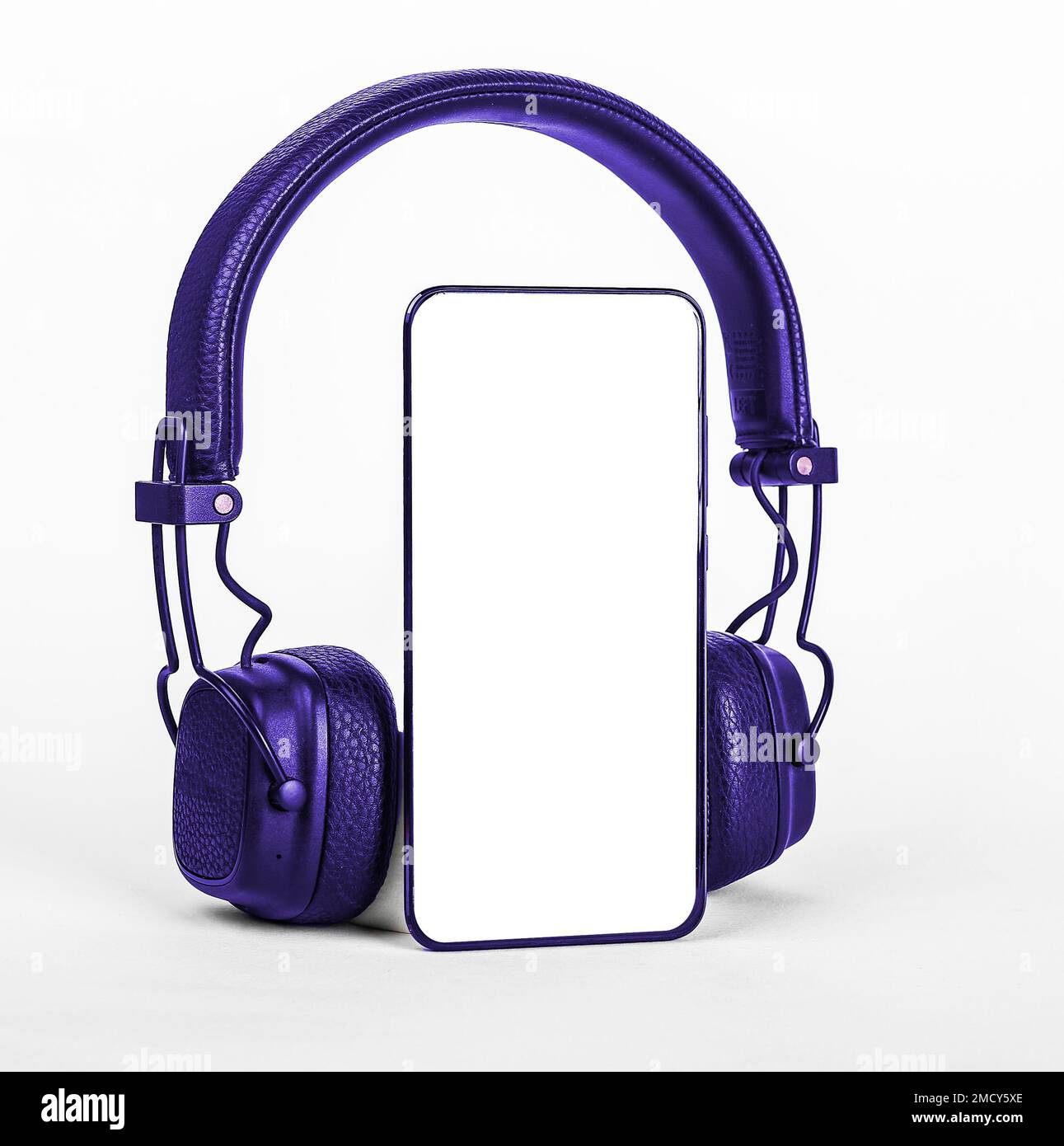 Cuffie con microfono per smartphone. Mockup dello schermo dello smartphone, modello per gli annunci promozionali delle applicazioni audio. Foto di alta qualità Foto Stock