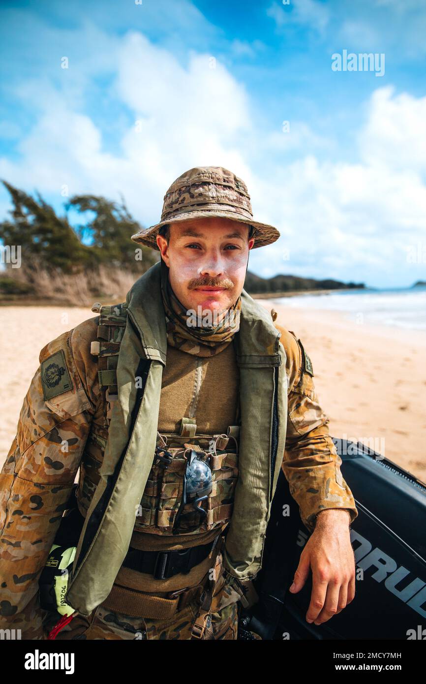 LA STAZIONE DELL'AERONAUTICA DI MANTICE, Hawaii (11 luglio 2022) il soldato dell'esercito australiano reale Sgt. Nick Trebeck, un nativo di Sydney e un fantino con 2nd battaglione, reggimento anfibio, si pone per un ritratto durante Rim of the Pacific (RIMPAC) 2022. Il battaglione squadra di atterraggio con gli Stati Uniti Marine Corps 3D Battaglione, 4th Marines, attaccato a 7th Marines, ha ospitato un evento di base di nuoto fiducia-vicolo e di addestramento anfibio con forze alleate congiunte da Australia, Corea e Messico. Ventisei nazioni, 38 navi, quattro sottomarini, più di 170 aerei e 25.000 personale partecipano al RIMPAC da giugno 29 ad agosto. Foto Stock