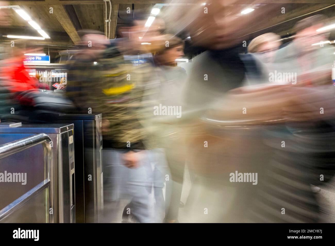 Persone alla stazione ferroviaria di Madrid Foto Stock