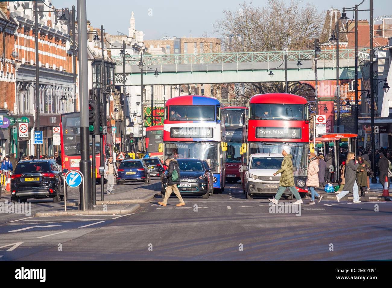 Brixton High Street Londra con autobus rossi Foto Stock