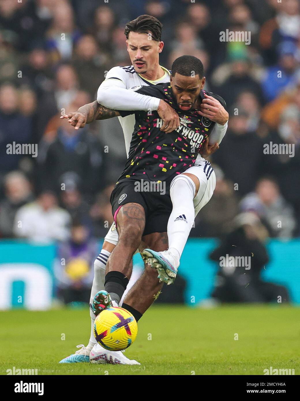 Pascal Struijk #21 di Leeds fouls Ivan Toney #17 di Brentford durante la partita della Premier League Leeds United vs Brentford a Elland Road, Leeds, Regno Unito, 22nd gennaio 2023 (Foto di Mark Cosgrove/News Images) in , il 1/22/2023. (Foto di Mark Cosgrove/News Images/Sipa USA) Foto Stock