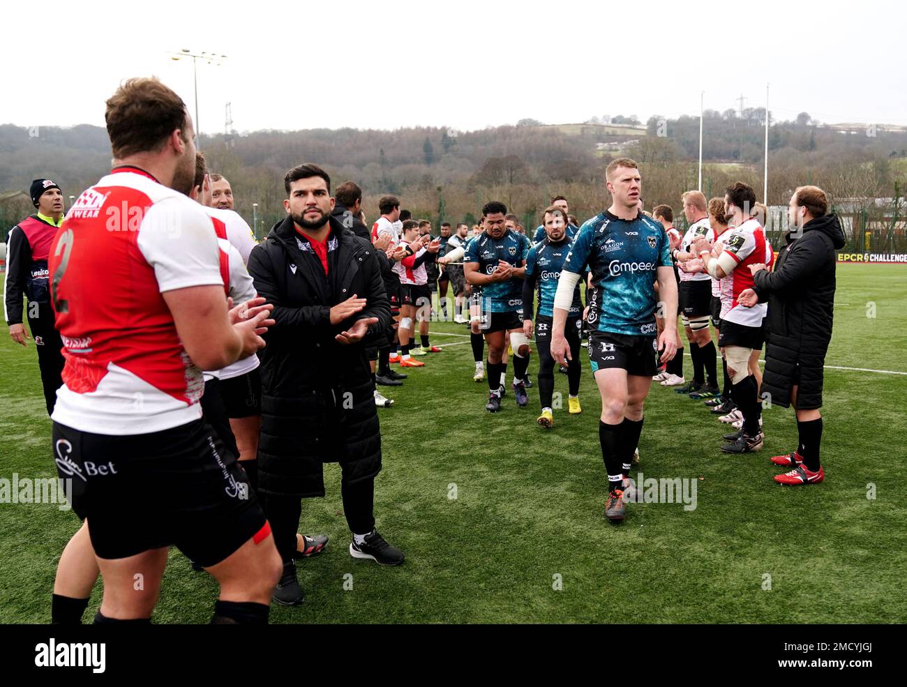 I giocatori Emirates Lions applaudono i giocatori Dragons alla fine della partita DI EPCR Challenge Cup presso il CCB Centre for Sporting Excellence, Ystrad Mynach. Data immagine: Domenica 22 gennaio 2023. Foto Stock