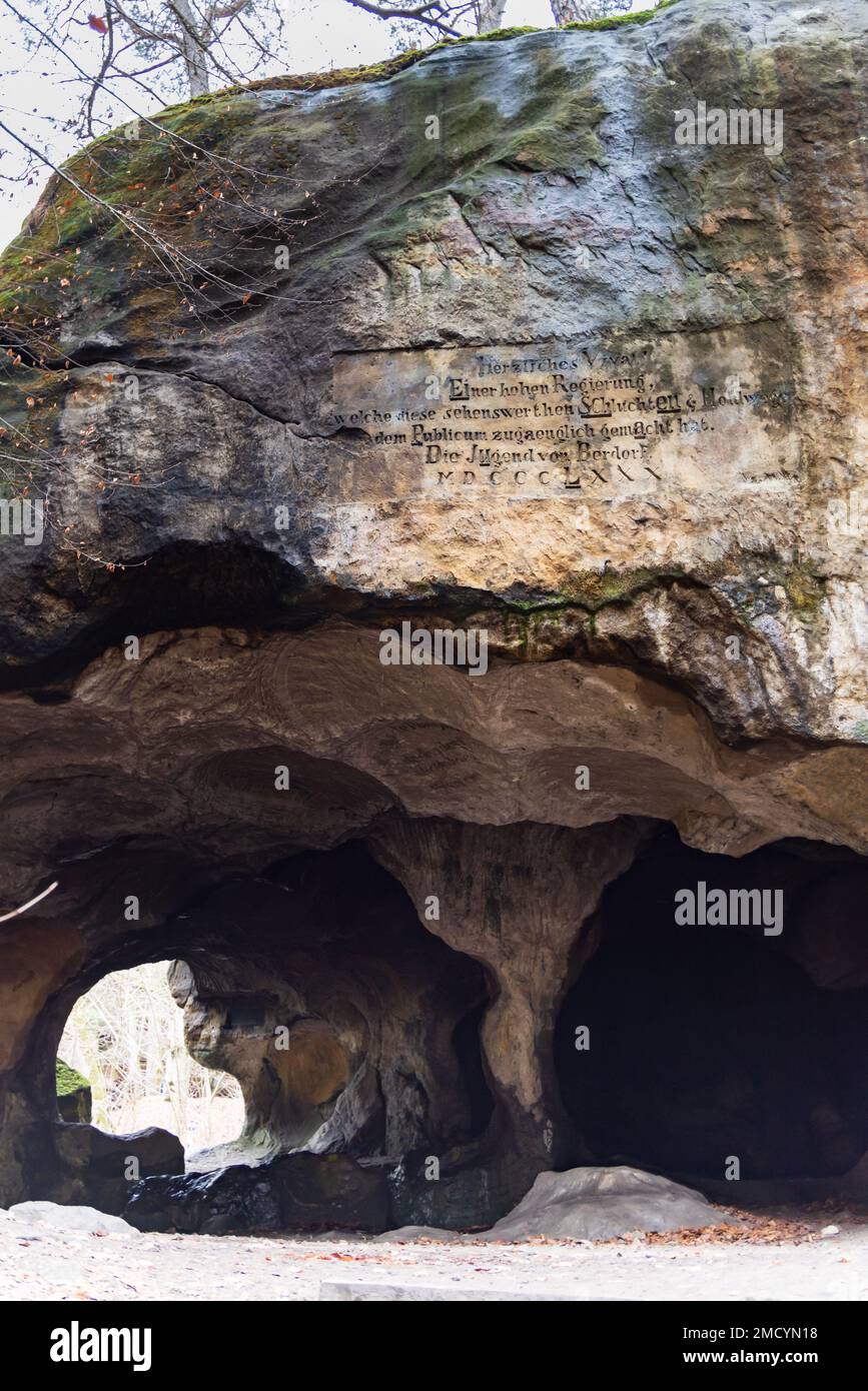 Mullerthal, Lussemburgo - Januari 1, 2023: Giro turistico del fiume Mullerthal sicuro anche chiamato litte Switserland a roccia e grot Breechkaul nel Lussemburgo orientale vicino Echternach e il borghese della Germania Foto Stock